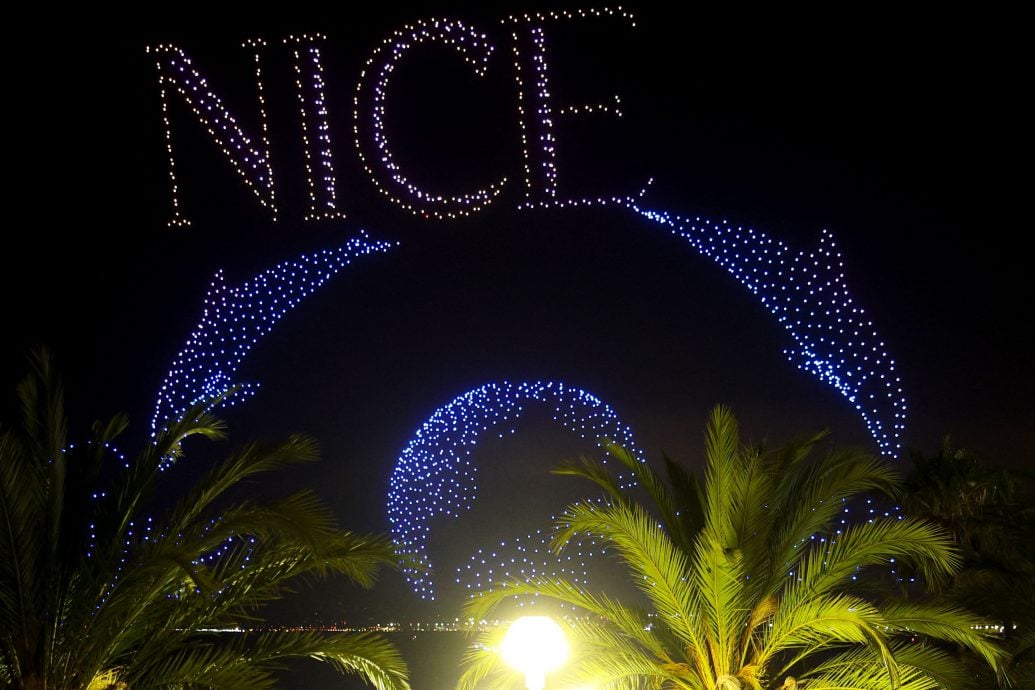 看世界两图)第三届联合国海洋大会将登场 尼斯无人机汇演海洋生物空中畅泳