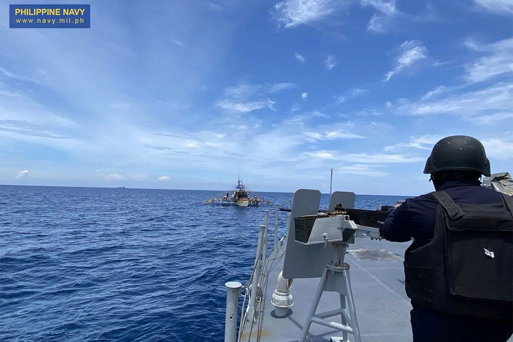 看世界两图)菲律宾海军拦截可疑渔船 查获1.5吨毒品