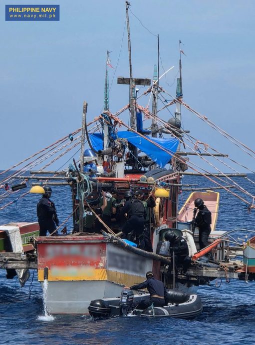 看世界两图)菲律宾海军拦截可疑渔船 查获1.5吨毒品