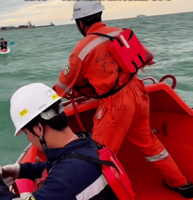 看世界两图)蝴蝶台风来袭 10岁男童海南漂流5小时获救