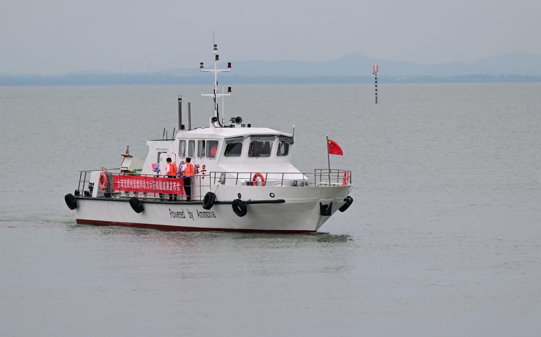 看世界)中国“氨晖号”全球首艘纯氨动力船首航