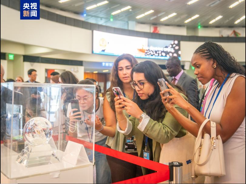 看世界)中国月壤样品首次在维也纳联合国总部展出