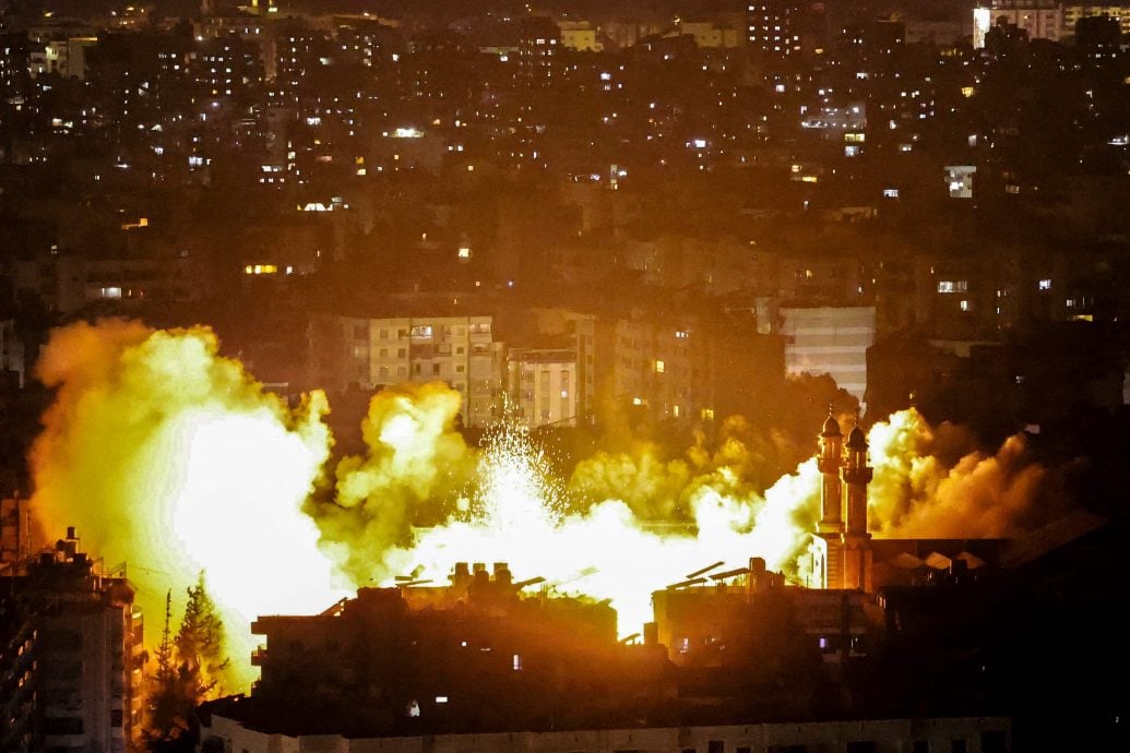 看世界)以军再空袭贝鲁特南部 数千人急逃难 黎巴嫩总统强烈谴责