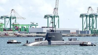 台造首潜艇出海试浮航