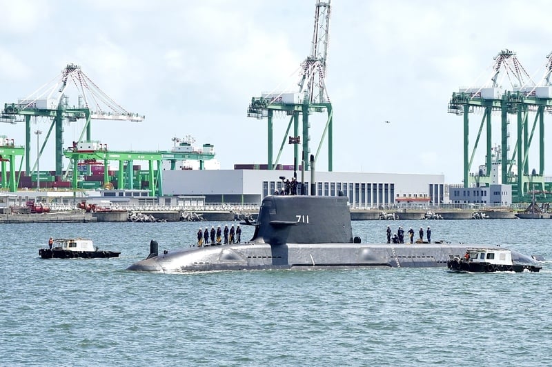 看世界)台造首潜艇出海试浮航