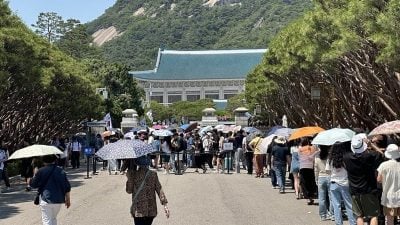 总统府将迁回青瓦台 韩民众趁最后机会抢参观