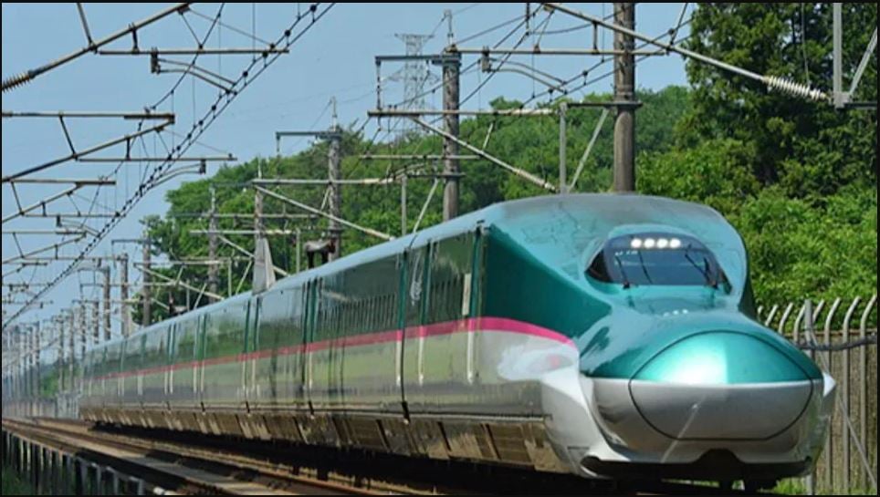 看世界)日东北新干线列车罕见撞熊 路线停驶约40分钟