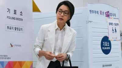 韩前总统夫人金建希坐轮椅出院 尹锡悦陪同