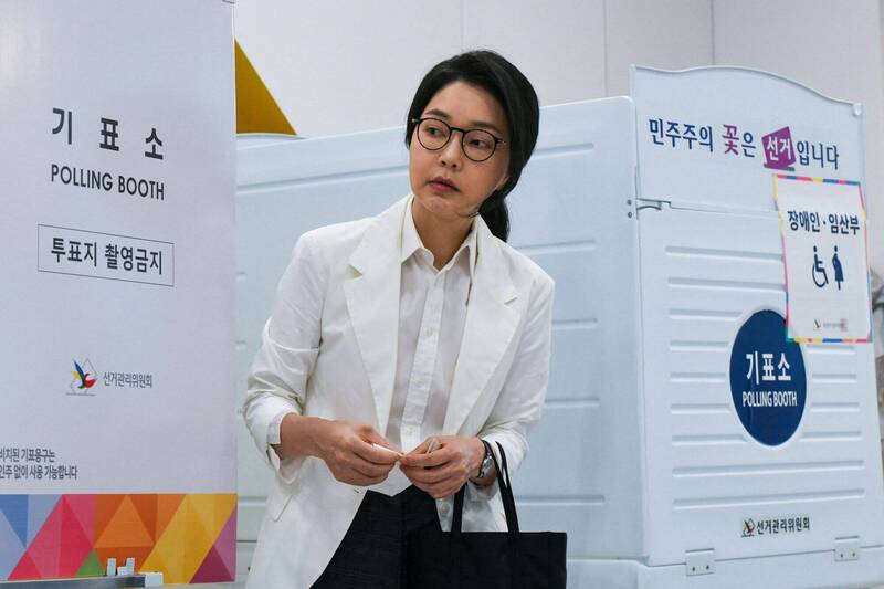 看世界/韩前总统夫人金建希坐轮椅出院 尹锡悦陪同