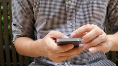 睡着了手机屏亮着 妻揭夫秘密感痛心