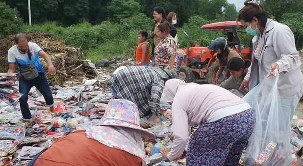神秘人寺庙弃置大堆全新玩具 泰国村庄家长抢疯