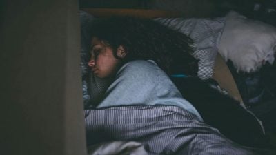称与母同床睡被侵犯隐私 女子诉苦反招骂不孝！