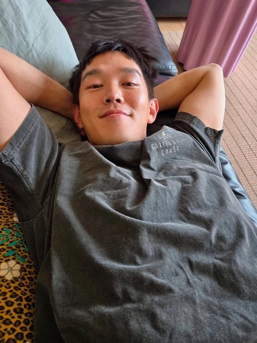 穿军服拍甜蜜夫妻四格照 孔晓振老公晒退伍后日常