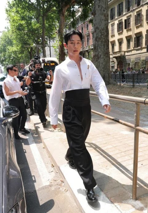 穿超高腰裤秒变五五身 丁海寅被亏“时尚灾难”