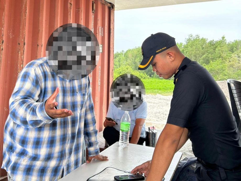 突击疑非法储存柴油建筑地 内贸局起疑似柴油 挡油泵