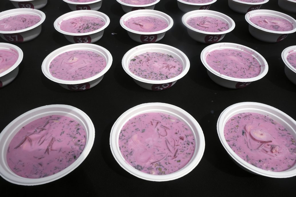 立陶宛首都庆“粉红汤节” 万人粉红装扮狂欢迎夏日