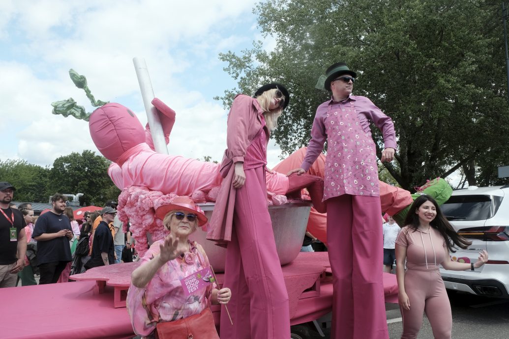立陶宛首都庆“粉红汤节” 万人粉红装扮狂欢迎夏日
