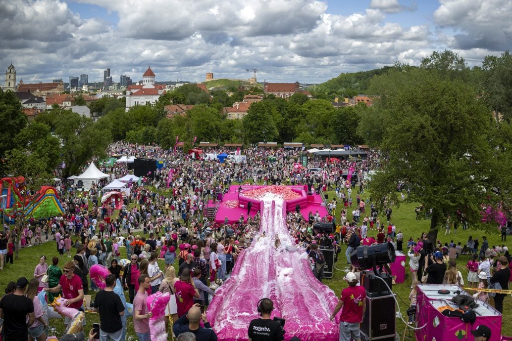 立陶宛首都庆“粉红汤节” 万人粉红装扮狂欢迎夏日