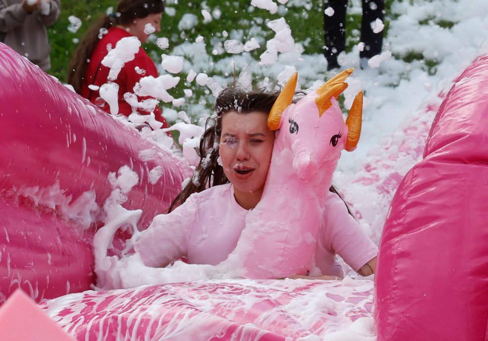 立陶宛首都庆“粉红汤节” 万人粉红装扮狂欢迎夏日