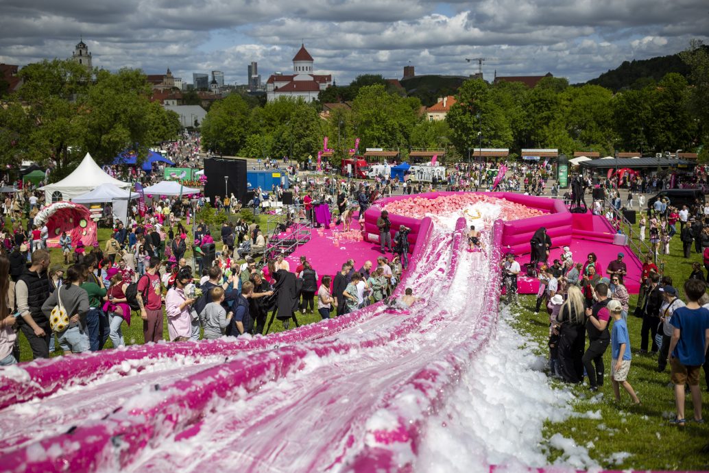 立陶宛首都庆“粉红汤节” 万人粉红装扮狂欢迎夏日