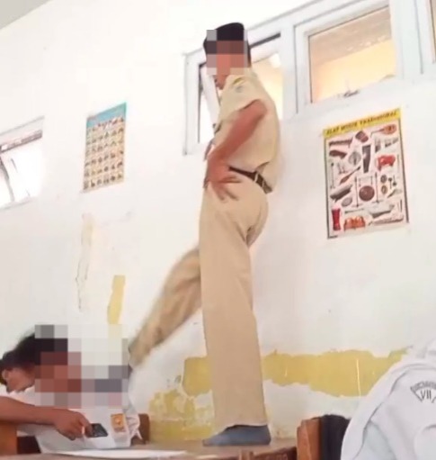 站课桌狠踢学生头部 男教师恶行遭全网挞伐!