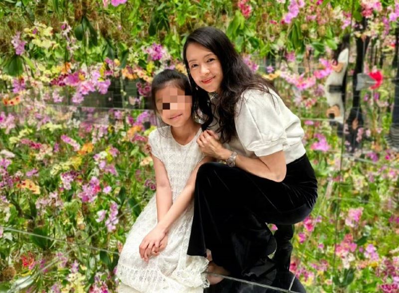 章子怡9岁爱女首曝光 高颜值基因引热议