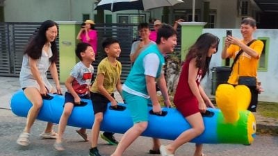 伍敬鹏屈原装扮迎合照   陆路赛龙舟笑翻天