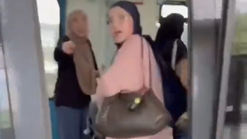 第一次搭MRT 女子忙着录影忘上车
