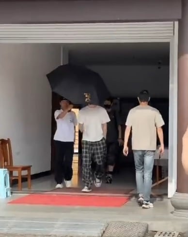 粗暴拍掉工作人员雨伞 何与被骂小牌大耍