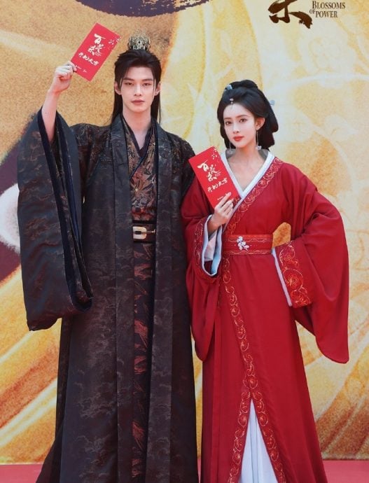 粗暴拍掉工作人员雨伞 何与被骂小牌大耍