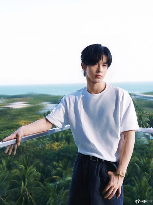 粗暴拍掉工作人员雨伞 何与被骂小牌大耍