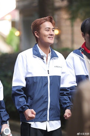 给提示路人还叫错 吴克群变伍佰糗大了