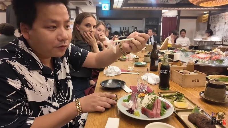 网红不知巨星同桌用餐 后知后觉“难怪一直有人求合照”