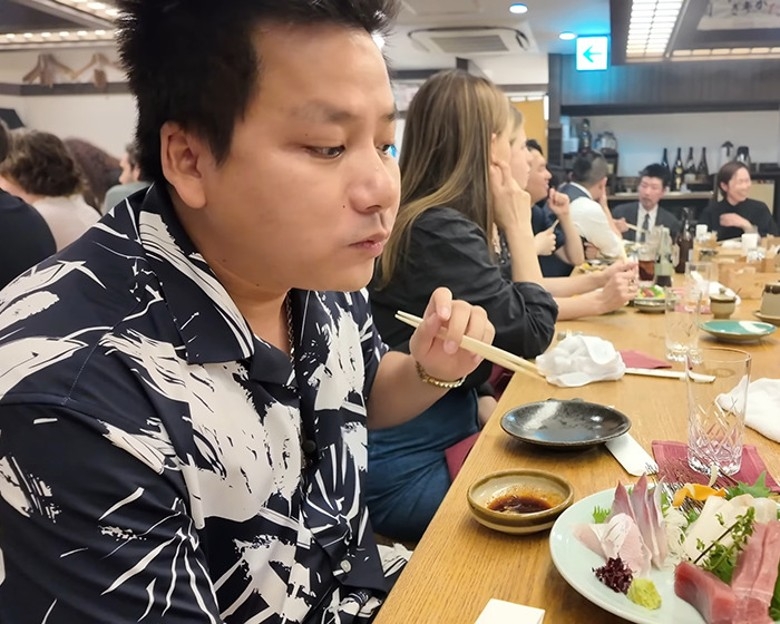 网红不知巨星同桌用餐 后知后觉“难怪一直有人求合照”