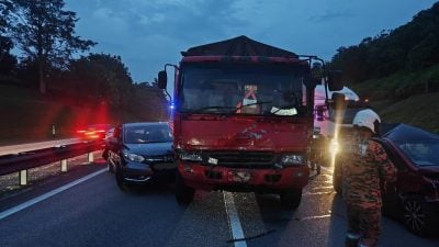 罗里刹车不及致5车连环撞 一度现8公里车龙