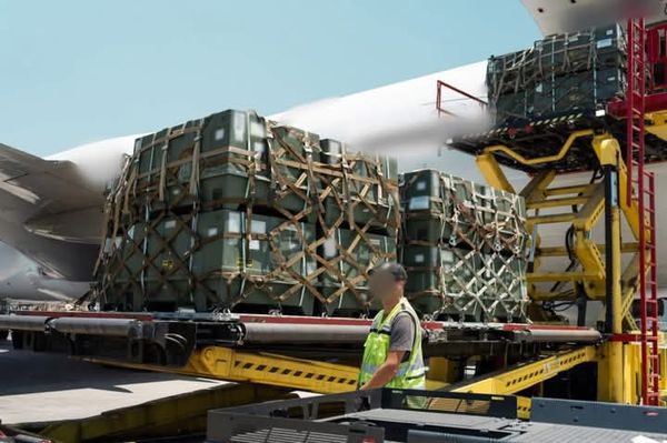 美、德货机“满载军备”飞抵以色列画面曝光