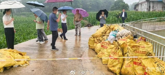 美丽景区发臭！张家界溶洞“垃圾堆7层楼”　居民：有10年前宝特瓶