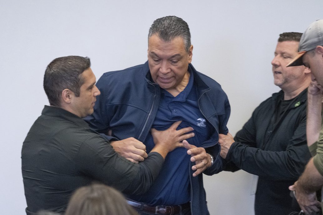 美加州参议员质问国土安全部长遭按倒上铐、暴力驱离