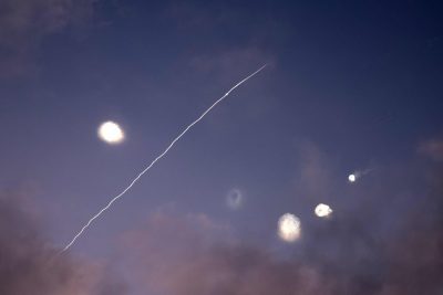 伊朗报复性空袭  美国助以色列击落伊朗导弹