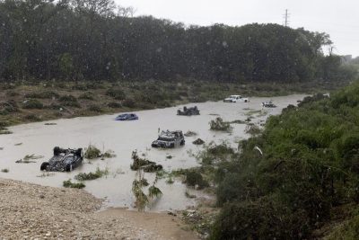 美得州暴雨酿洪灾　冲走车辆 11人死 多人失踪