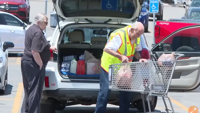 美国退休建筑师不堪妻子医疗费用破产　80岁在超市打工维生