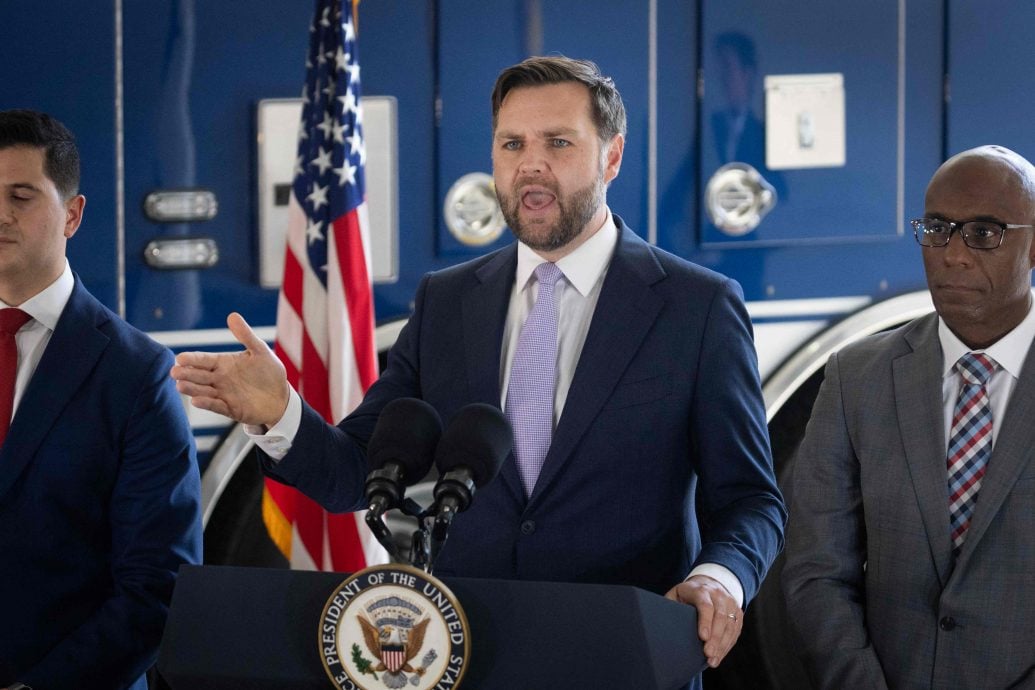 美国驱逐非法移民太激进? 万斯:我不认为