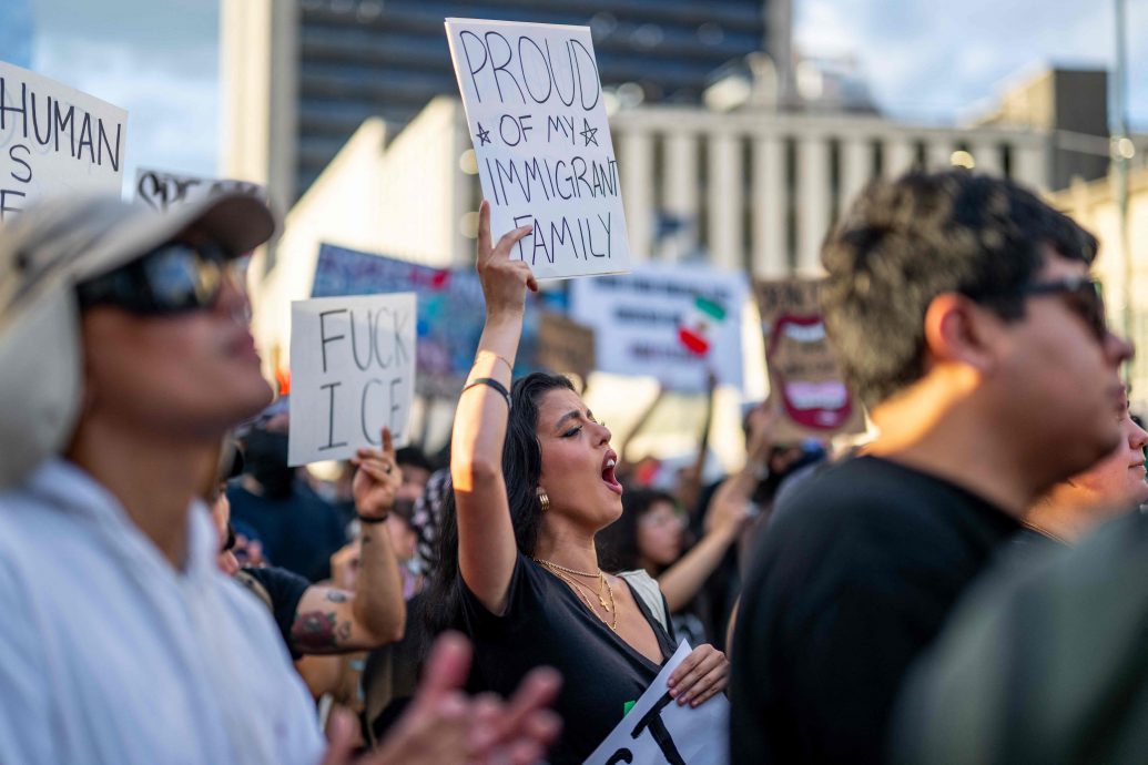 美国骚乱升级 再有城市宣布宵禁