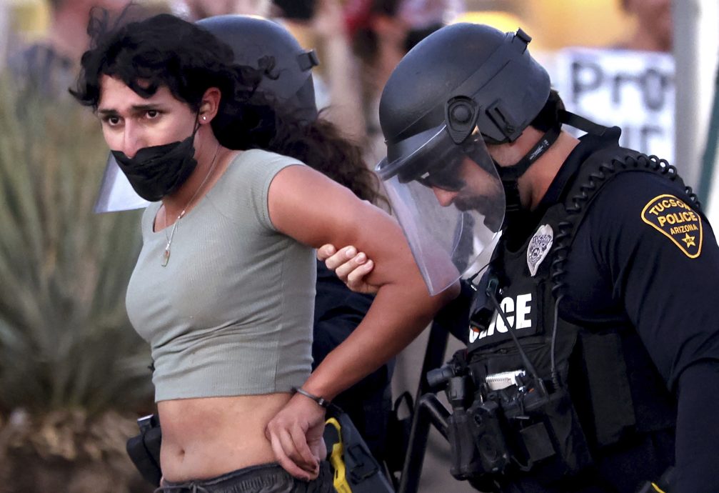 美国骚乱升级 再有城市宣布宵禁