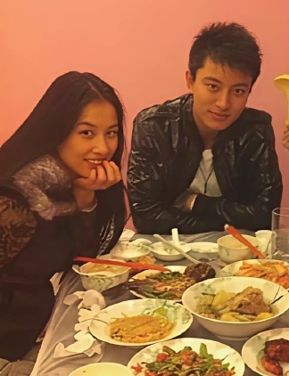 羞认贾乃亮是初恋 黄圣依坦承还有联系