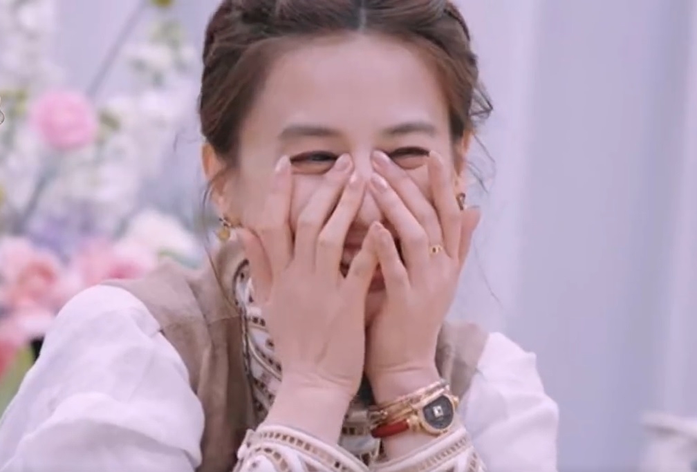 羞认贾乃亮是初恋 黄圣依坦承还有联系