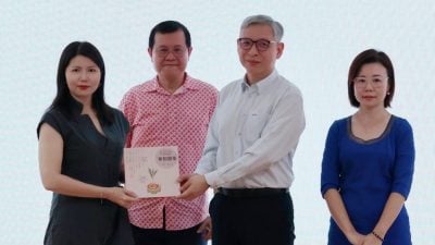 翁诗杰新书发布会  现场售书20%捐新纪元