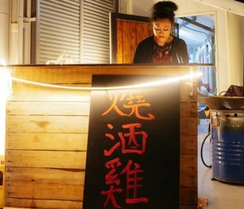 老公摆摊遇气爆烧伤 纪晓君受惊楼下大哭