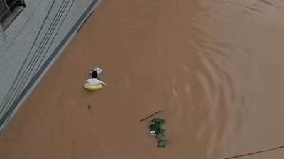 考试遇上暴雨…湖南路塌桥损  考生带泳圈游泳赶考