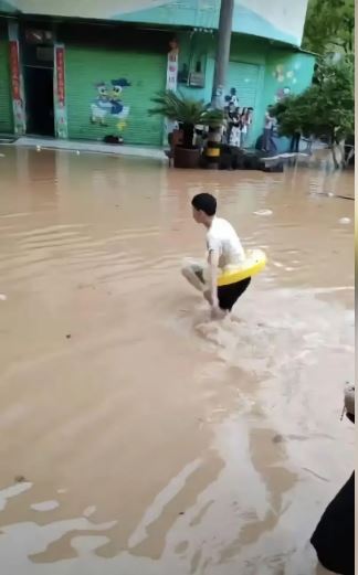 考试遇上暴雨…湖南路塌桥损 考生带泳圈游泳赶考